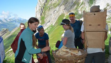 151 Personen tragen rund neun Tonnen Material zur Zwinglipasshütte hinauf