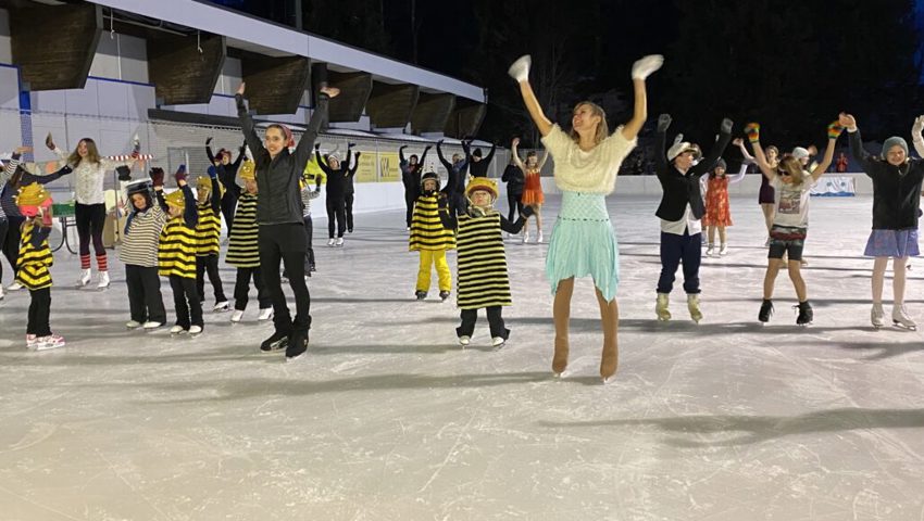  Zum Abschluss der Show kamen alle Eisläuferinnen und Eisläufer zusammen mit den Leiterinnen aufs Eis, links in schwarz Lia Beusch und rechts mit dem türkisfarbenen Kleid Shilah Stampfli. 