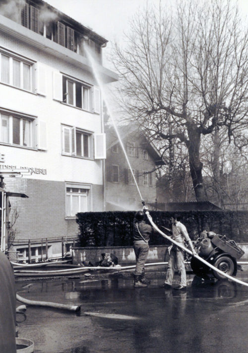  Löscharbeiten am Brandobjekt Café Rhyner am 24. Februar des Jahres 1972. 