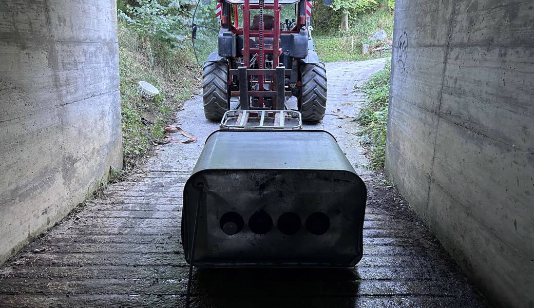 Der Tank fiel vom Heckstapler auf die Strasse.