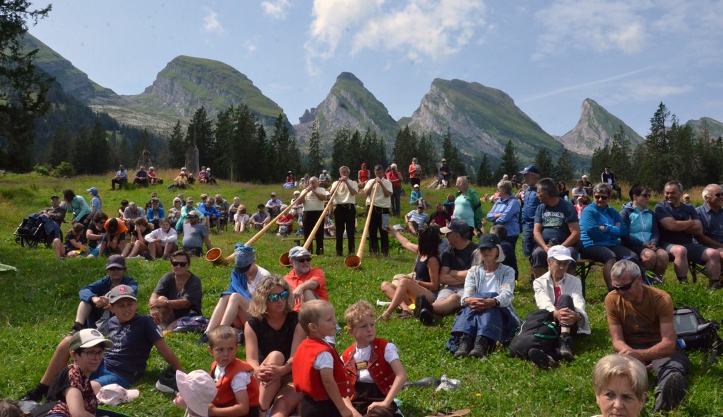 Von Mühlrüti auf die Alp Sellamatt gereist, das Alphorntrio.