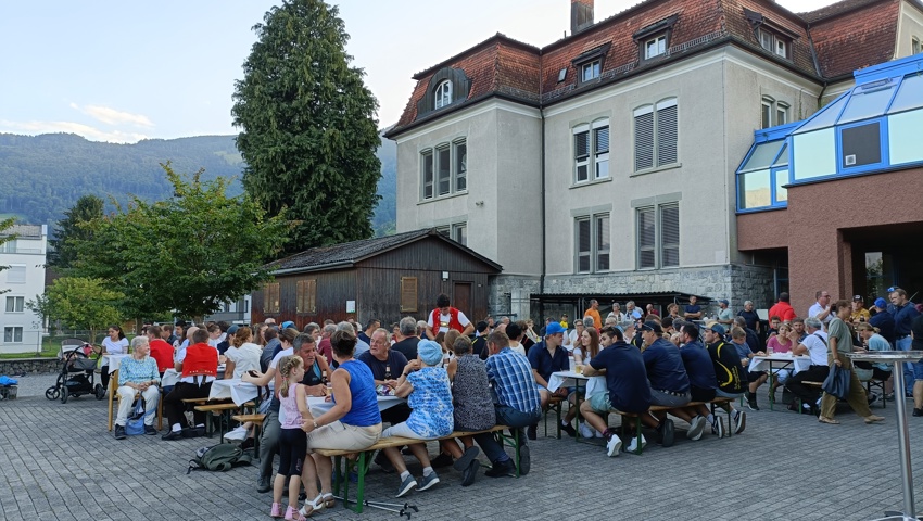 Rund 150 Leute fanden sich zum Empfang der beiden Jungschwinger ein.