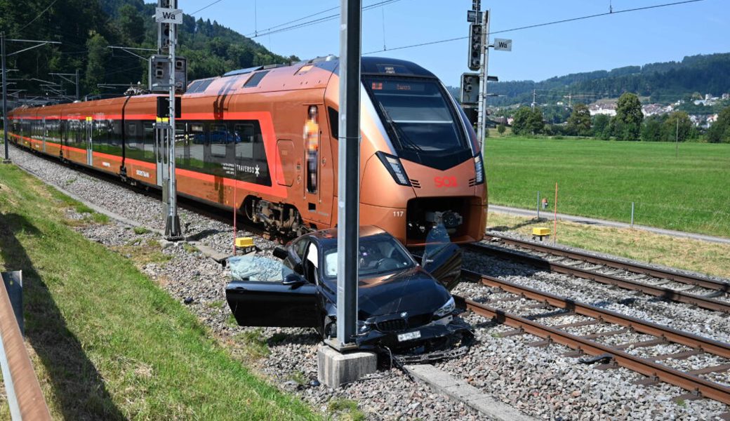  Zwei Personen wurden beim Unfall verletzt, der Sachschaden beläuft sich auf etwa 30'000 Franken. 