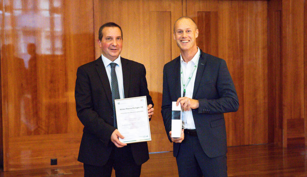  Grosse Freude bei der Awardübergabe: Thomas Friedli (links) von der Universität St. Gallen und Christoph Hammer, CEO Körber Pharma Packaging AG (ehemals Dividella AG) in Grabs. 