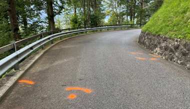 Rennvelofahrer fährt verkehrt in Einbahnstrasse: Kollision