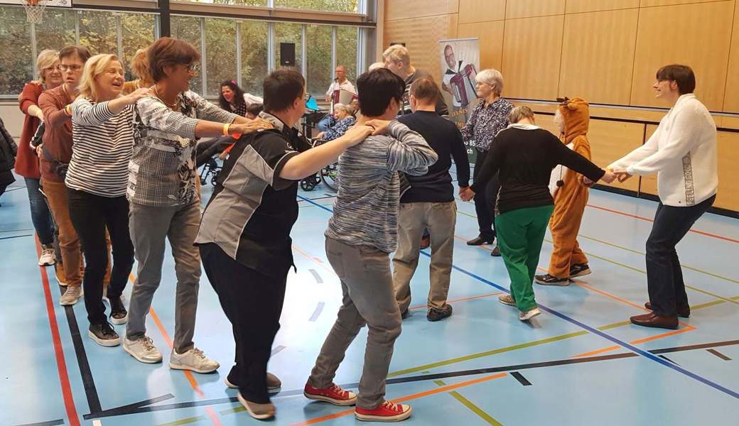 Bunt gemischt: Menschen mit Handicap, Betreuungspersonen und Angehörige bilden vereint eine Polonaise. Bilder: Hans Hidber