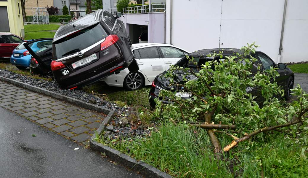 Das Auto kam auf mehreren parkierten Autos zum Stillstand.