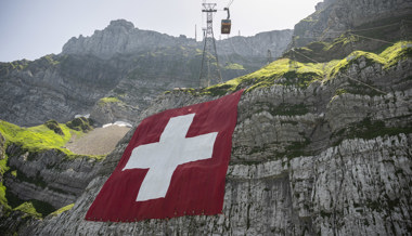 Die Schweizerfahne unterhalb des Säntis ist ausgerollt