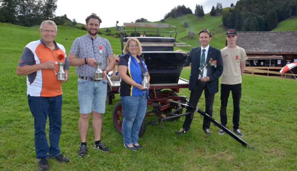  Die besten Schützinnen und Schützen des Feldschiessens sind (von links) Hansueli Schmid (bester Veteran), Dominik Meile (Schützenkönig 300m), Sonja van Winden (beste Frau), Horst Keller (Schützenkönig Pistole), Marc Scherrer (Jungschützenkönig). 