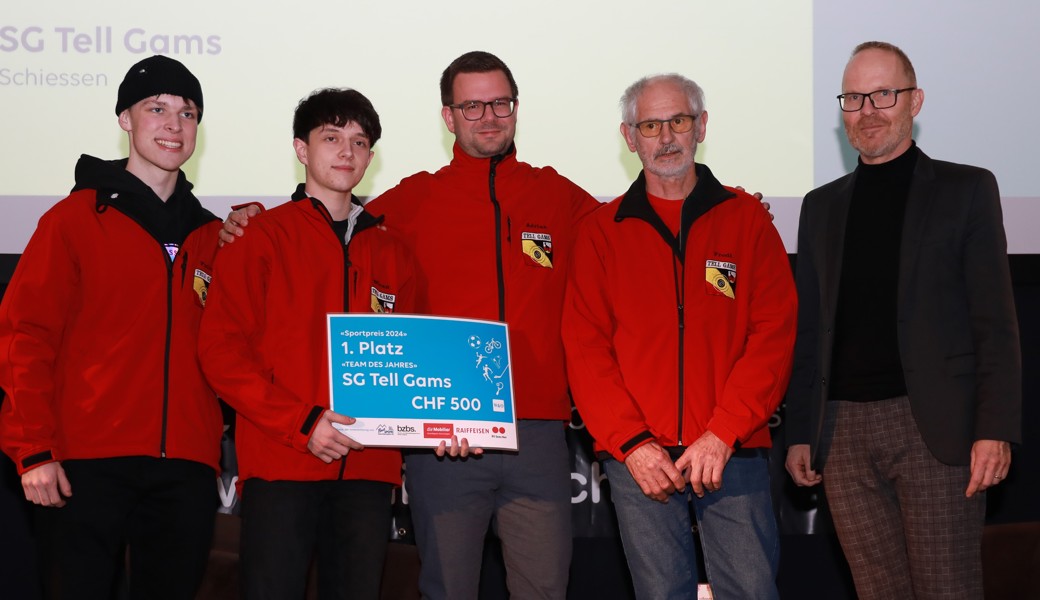 Die Mannschaft des Jahres, die Schützengesellschaft Tell Gams (von links: Timon Bartholet, Silvan Lenherr, Adrian Lenherr, Fredi Sonderegger), mit Sponsor Daniel Miescher vom BZBS Buchs.