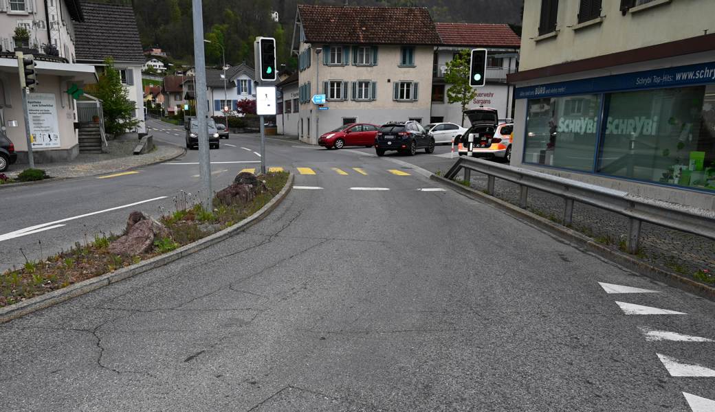 Bei dieser Ampel, an der Schwefelbadkreuzung in Sargans, prallte der 49-jährige Scooter-Fahrer in die Leitplanke und kam zu Fall.