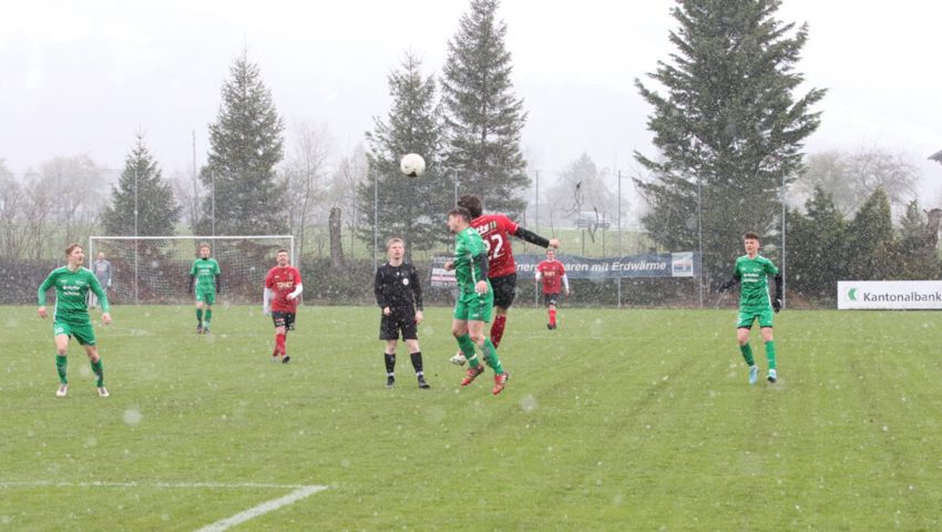  Im Gamser Schneetreiben vermochten sich lange Zeit die Offensivkräfte beider Teams nicht gegen die Abwehrreihen durchsetzen. 