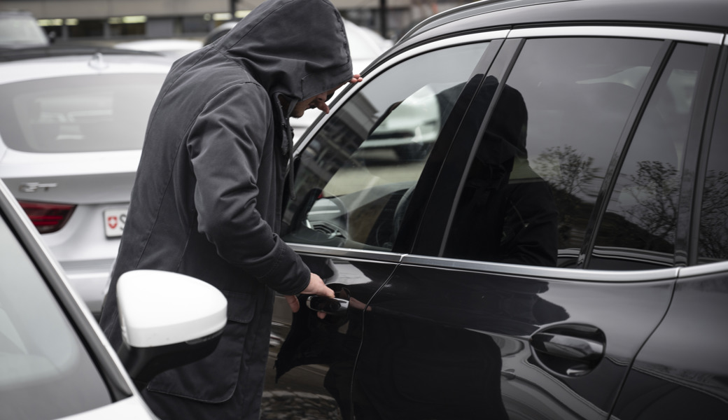 Einbrechen ist gar nicht nötig: Diebe gelangen oft zu ihrer Beute, weil Fahrzeuge unverschlossen bleiben.