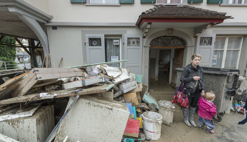 Stefanie Popp am Tag nach dem verheerenden Unwetter vor dem Eingang der Schreinerei Popp an der Klausstrasse. Seit diesem Ereignis beobachtet sie den an ihr Haus angrenzenden Stadtbach genau.