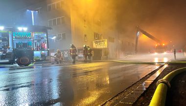 Nach Brand: Wohnungen unbewohnbar, Tempo auf A13 reduziert