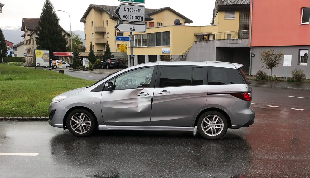  Der Autofahrer übersah die Velofahrerin. 