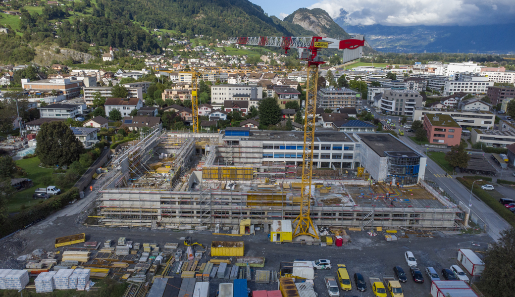 Gemäss einem Vorstoss im Kantonsrat kein Aushängeschild für ­Vogelfreundlichkeit: Der Neubau der Kanti Sargans.