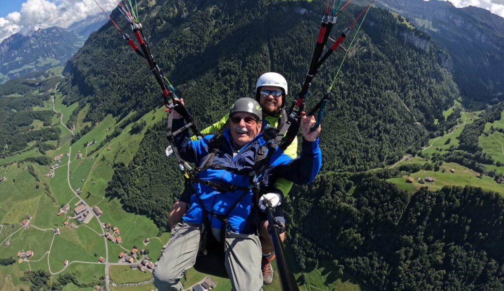  Jakob Hofmänner (vorne) hoch in der Luft beim Gleitschirm-Tandemflug. 