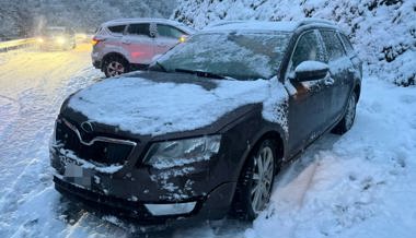 Zwei Unfälle auf lokal vereister Fahrbahn – eine Autofahrerin wird leicht verletzt