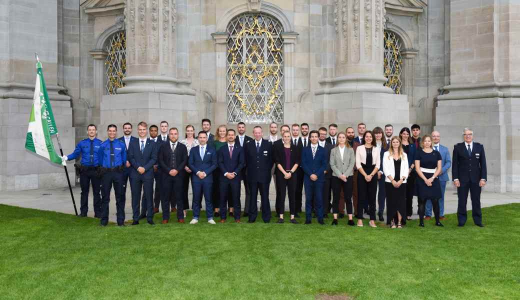 Die 30 Aspirantinnen und Aspiranten der Kantonspolizei St. Gallen erwartet nun zwei Jahre Ausbildung an der Polizeischule.