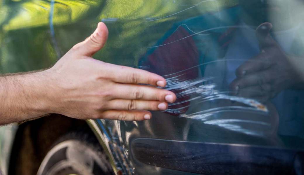 Nachdem er einen Autounfall baute, ruft ein Lehrling die Polizei und behauptet, sein Mini sei böswillig beschädigt worden. 