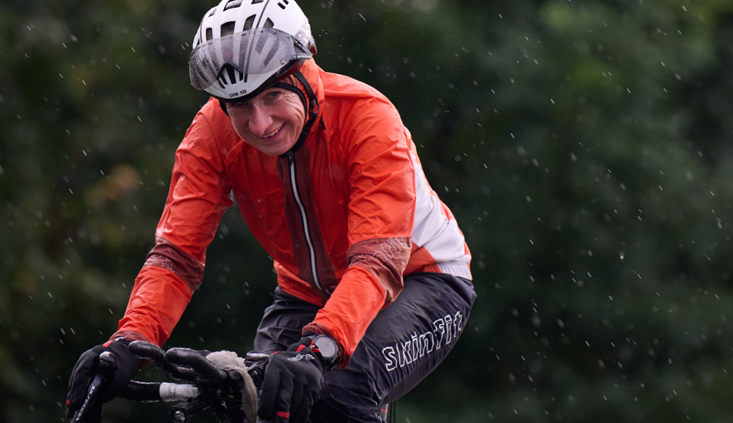 Wetterfest und eine Bank auf dem Rad: Alexandra Meixner aus Österreich führt die Hauptkategorie des Swissultra an. 