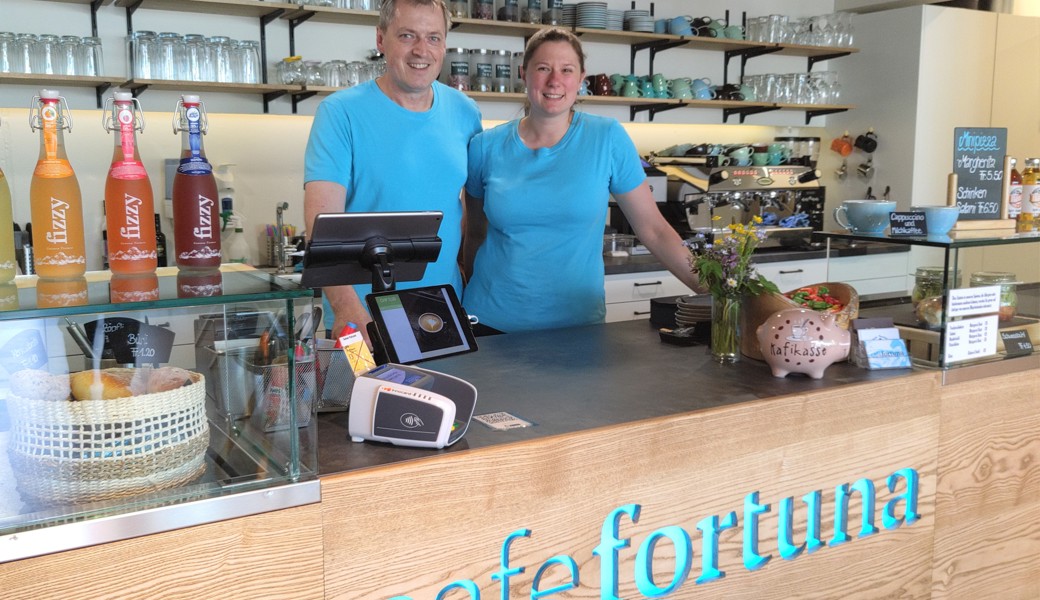  Christian Alpiger und seine Tochter Sabrina Alpiger im Café. 