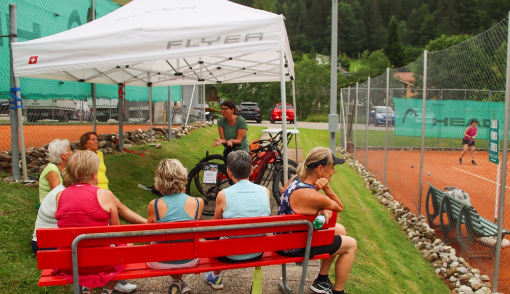 Grosse Freude über den gelungenen Tag, an dem es nicht nur um Tennis ging, auch Bänkli-Fitness war ein Teil des Rahmenprogramms: die Teilnehmerinnen des 3. Ladies-Day. 