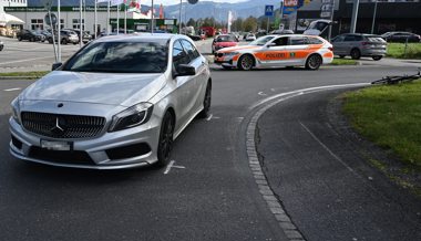 Gefährlicher Kreisverkehr: Velofahrer bei Unfall mit Auto verletzt