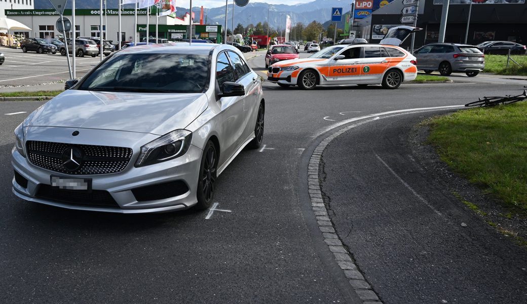 Im Kreisel kam es zur Kollision zwischen einem Auto- und einem Velofahrer.