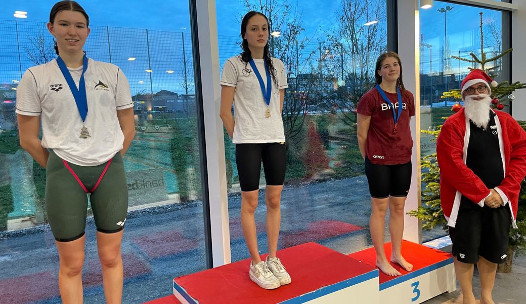 Leonie Menzi (links) durfte sich an der Siegerehrung des Christmas Cups in Uster die Silbermedaille über 200 Meter Brust umhängen lassen.