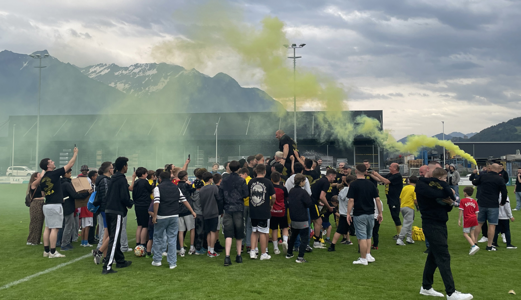 Spieler und Fans lassen den Aufstiegstrainer Antonio Troisio hochleben.