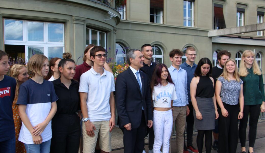  Ignazio Cassis, Tobias Bächi (links vom Bundespräsidenten) und die anderen Jugendlichen posieren fürs Gruppenfoto. Bilder: Nina Hagmann