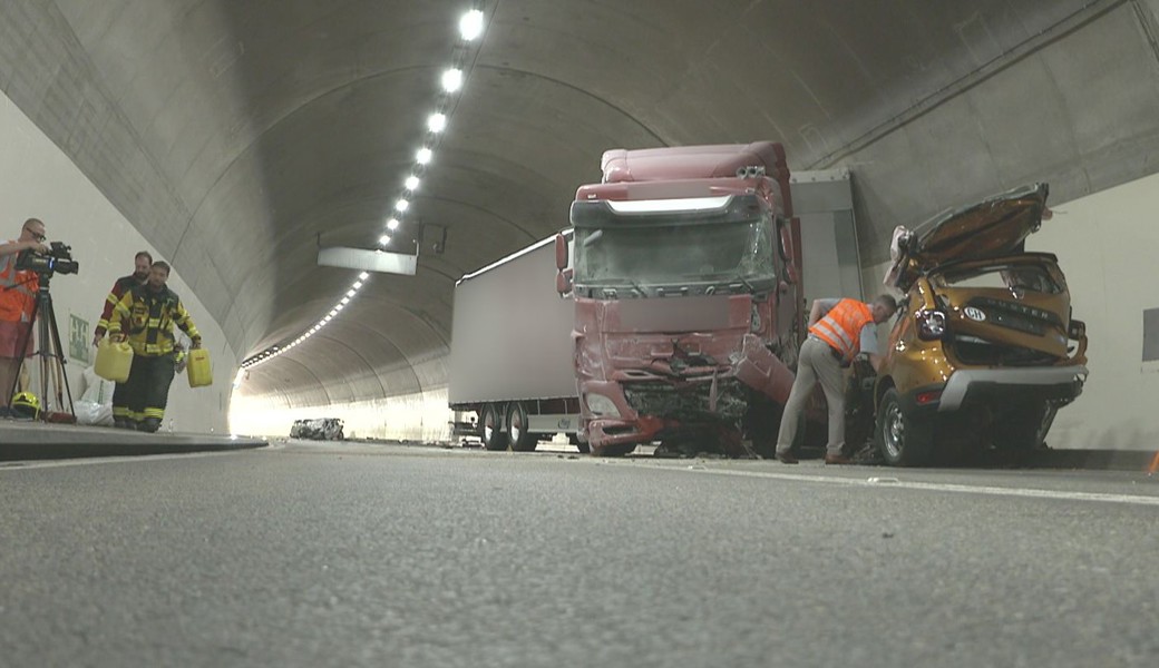 Hanspeter Krüsi (rechts) untersucht das Autowrack: Am Mittwoch vor zwei Wochen kam es auf der Umfahrungsstrasse H16 auf Höhe Bazenheid zu einem schweren Unfall, bei dem zwei Menschen noch vor Ort verstarben und eine dritte Person im Spital.