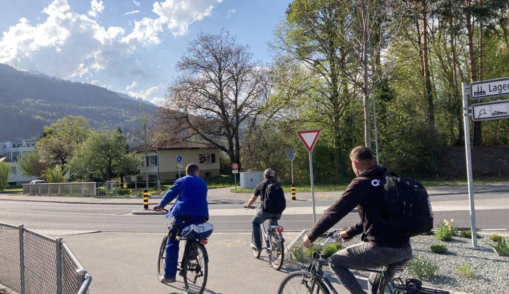  Oberstufenschülerinnen und -schüler passieren mit ihren Velos oft die Kreuzung. 