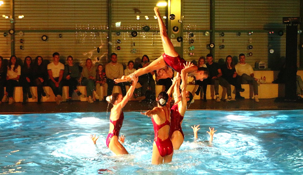 Akrobatische Höchstleistungen und Tanz im Wasser: Die Gala-Vorstellung des SC Flös Buchs unter dem Motto «SC Flös Song Contest» begeisterte das Publikum. 