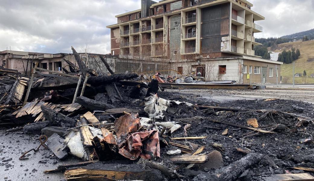 Zwei Wochen nach dem Brand: Auf dem ganzen Areal ist tonnenweise Brandschutt verteilt. Dahinter der Neubau, der von den Flammen verschont blieb.