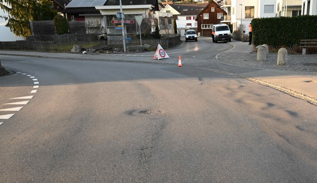  Beim Rechtsabbiegen übersah die Autofahrerin den Velofahrer, der auf der selben Strasse fuhr. 