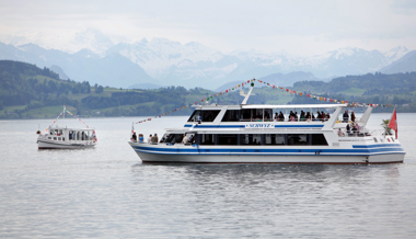 Jahrhunderttransport: Schiff zieht vom Zuger- in den Walensee