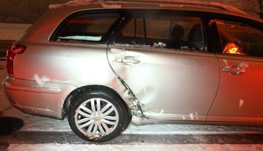 Angetrunken mit dem Auto in einen Baum gefahren