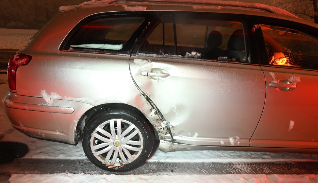 Das Auto rutschte auf der schneebedeckten Strasse seitlich in einen Baum.