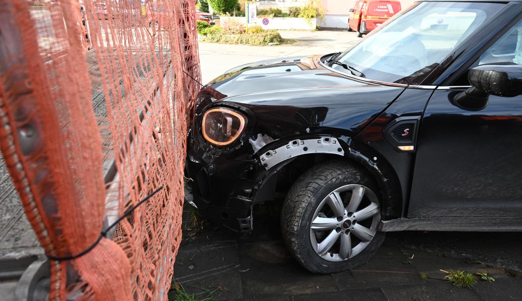 Durch die Kollision drehte es das Auto der 39-Jährigen und prallte mit dem Heck in eine kleine Mauer.