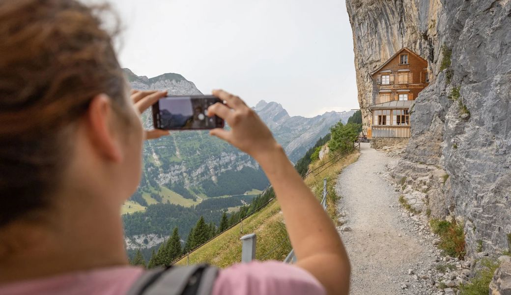 Das Berggasthaus Aescher ist ein beliebtes Sujet und Ausflugsziel von Touristinnen und Einheimischen. 