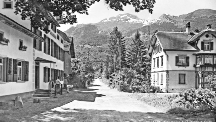  Bahnhofstrasse in Sevelen um 1935. Angefertigt von Foto Gross. 