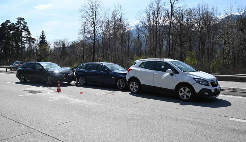 Beim Unfall auf der Autobahn A13 wurde eine Person leicht verletzt