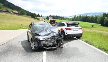 13 Personen wurden in einen Autounfall auf der Rickenstrasse verwickelt