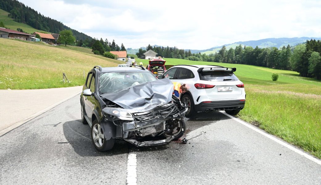  Zwei Autos erlitten einen Totalschaden. 