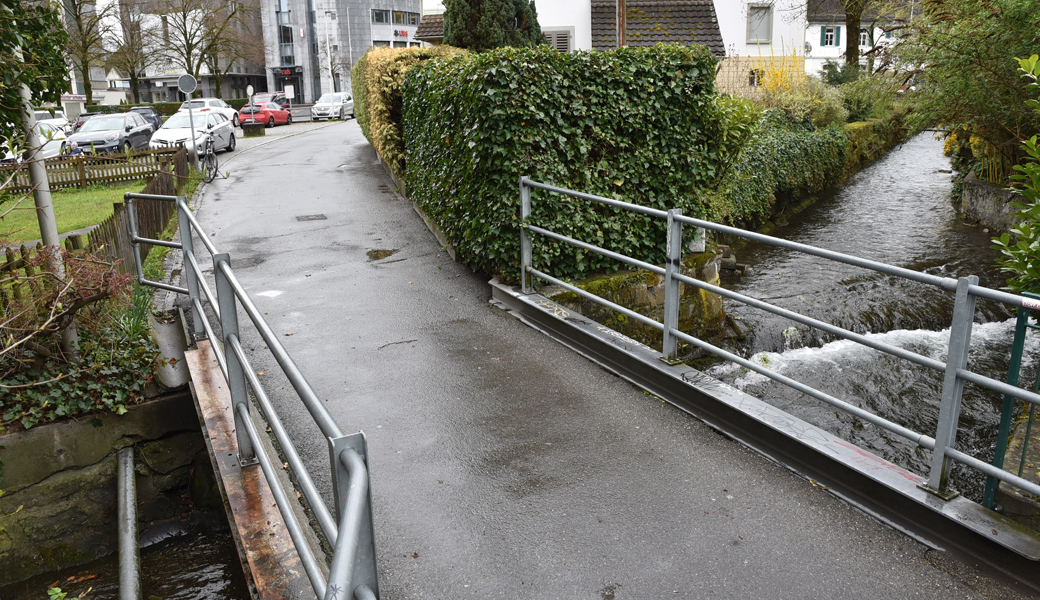 Die Langsamverkehr-Brücke über den Brunnenbach beim Rathaus Buchs soll durch einen Neubau ersetzt werden.