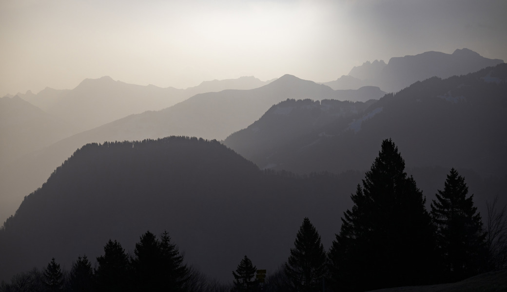 Saharastaub truebt den Himmel über den Bergen bei starkem Föhn, aufgenommen am St. Margrethenberg ob Pfäfers.