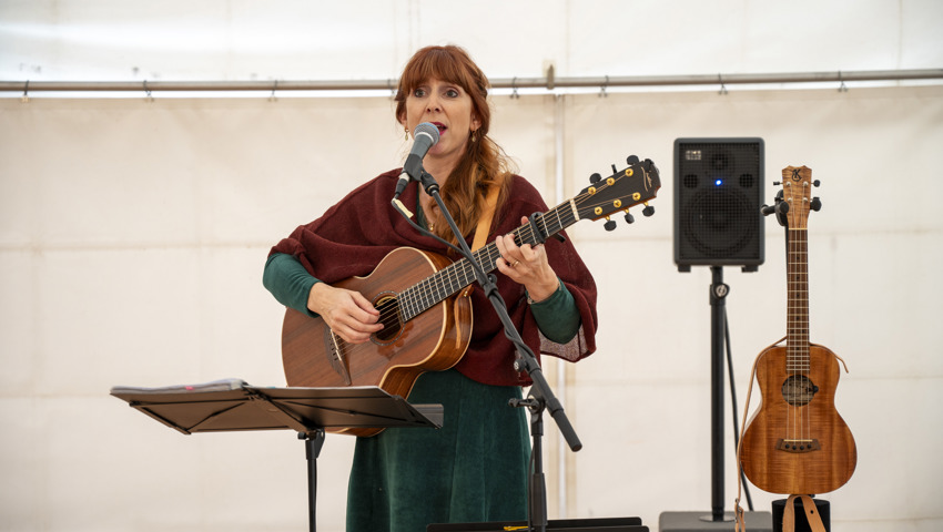 Für musikalische Unterhaltung sorgte Andrea Schlegel vom Duo Einzig.